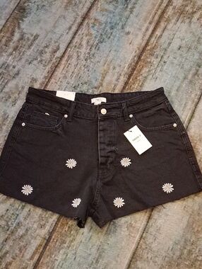 Forever 21 Black  Daisy Embroidered High-Rise Shorts. NWT Size 31